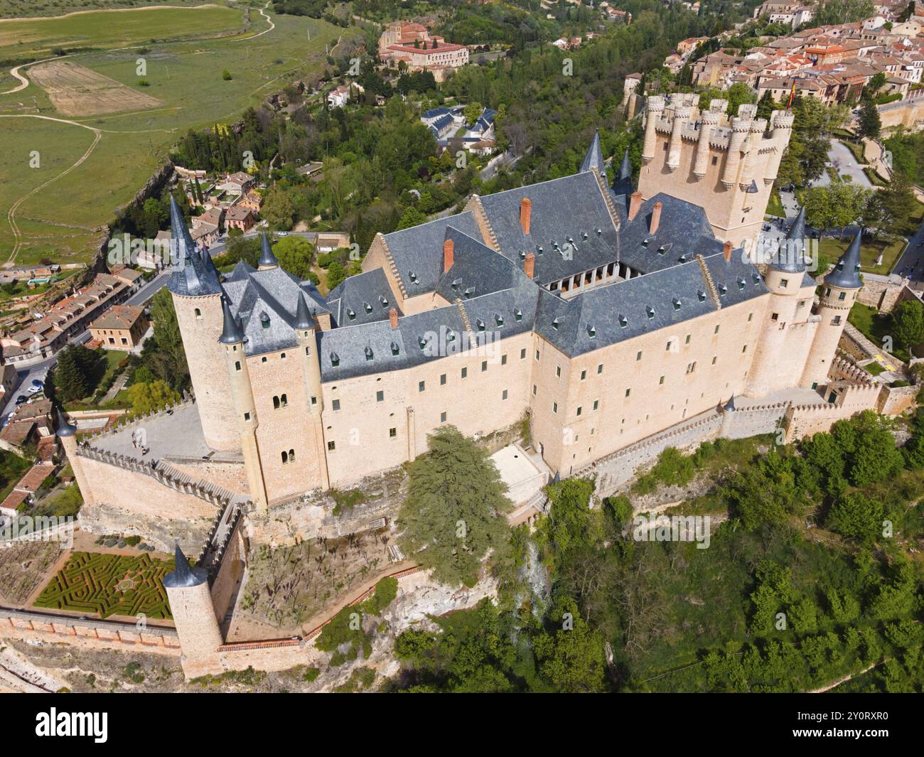 Castello medievale con torri impressionanti, circondato da paesaggi e aree verdi, vista aerea, mostra imponenti strutture fortificate, vista aerea, Alcaza Foto Stock