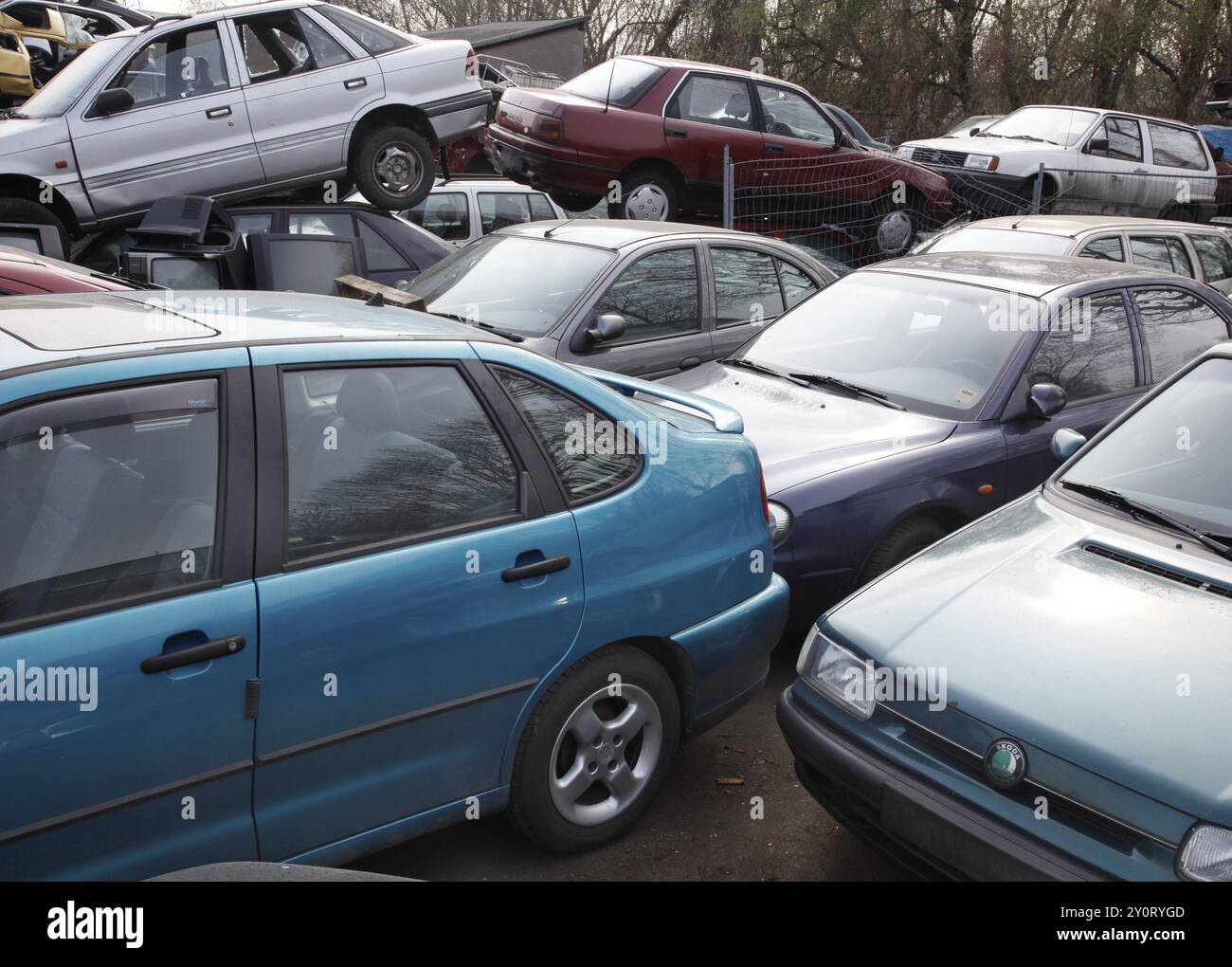 Berlino, 09.0420.09, veicoli da rottamare in un deposito di rottami di un riciclatore di automobili, Berlino, Germania, Europa Foto Stock