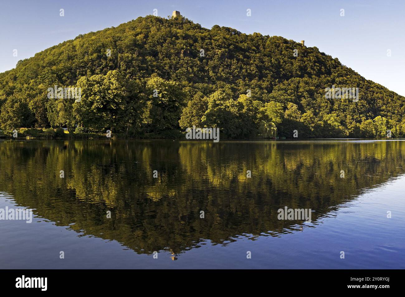Hengsteysee, veduta del Monumento al Kaiser Wilhelm sul versante della Ruhr del Syberg, Dortmund, Renania settentrionale-Vestfalia, Germania, Europa Foto Stock
