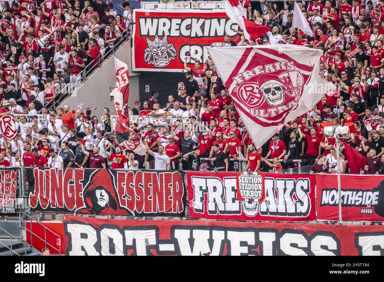 Lo stadio di calcio del Rot-Weiss Essen, 3° campionato, stadio della Hafenstrasse, tribuna della WAZ-Westkurve, chiamato alte West, sede della RWE F. Foto Stock