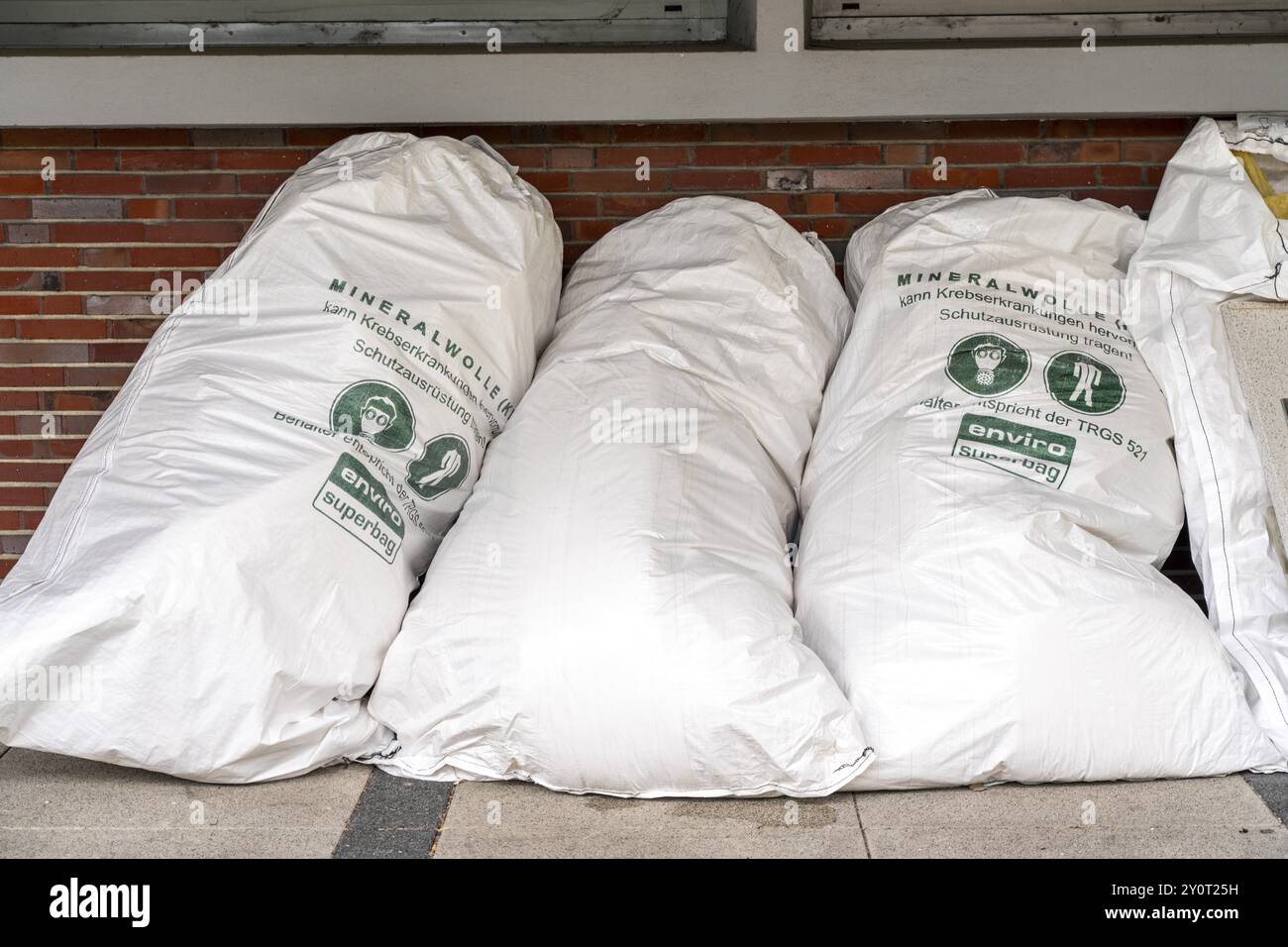 Sacchetti per lo smaltimento di lana minerale, dopo la ristrutturazione di edifici, per lo smaltimento di materiali tossici, cancerogeni, materiali isolanti Foto Stock