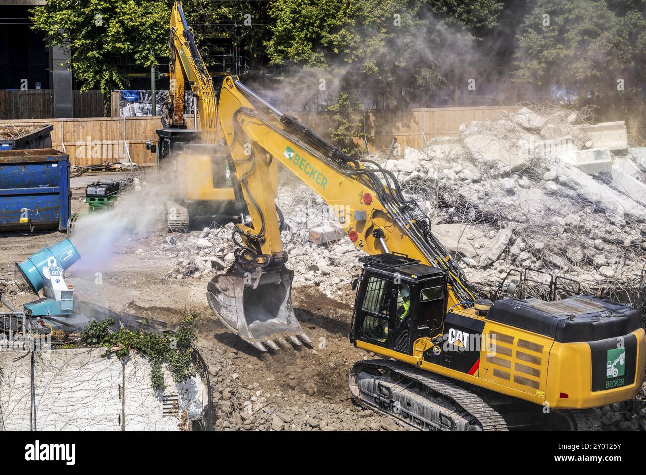 Cannone d'acqua, cannone da neve, spruzza acqua sul cantiere di Haroldstrasse, contro la formazione di polvere, la demolizione di un ex edificio per uffici, A. Foto Stock