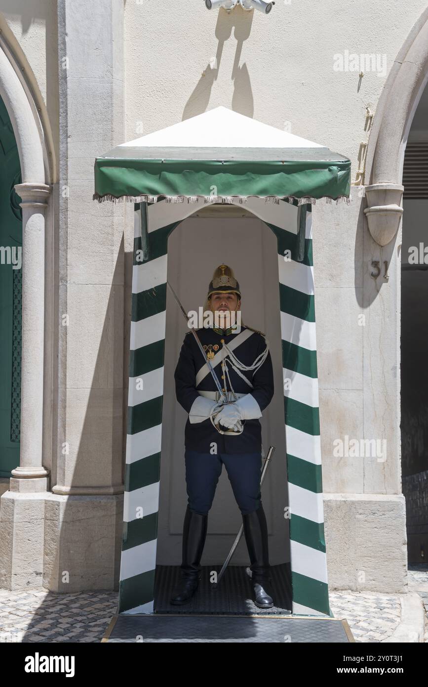 Una guardia in uniforme tradizionale si trova in una casa di guardia, nel quartiere Barrio alta e Chiado, Guarda Nacional Republicana, Lisbona, Lisbona, Lisbona, Lisbona, Foto Stock