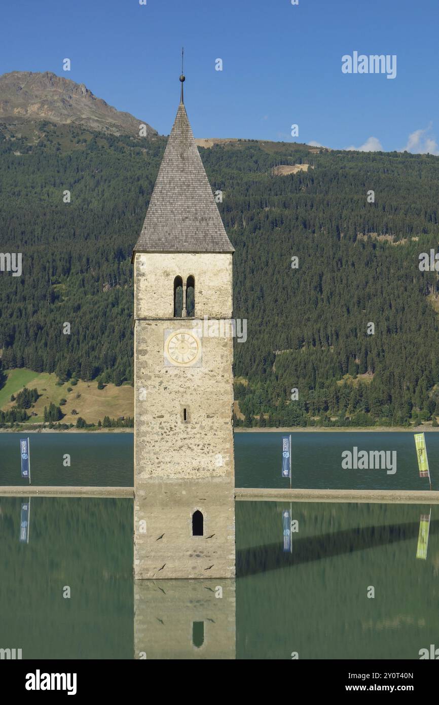 Torre della chiesa sommersa nel lago con paesaggio montano sullo sfondo e cielo, Alpi, Austria, Europa Foto Stock