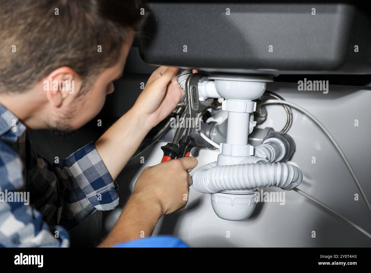 Sistema professionale di tubazioni per idraulici a casa, primo piano Foto Stock