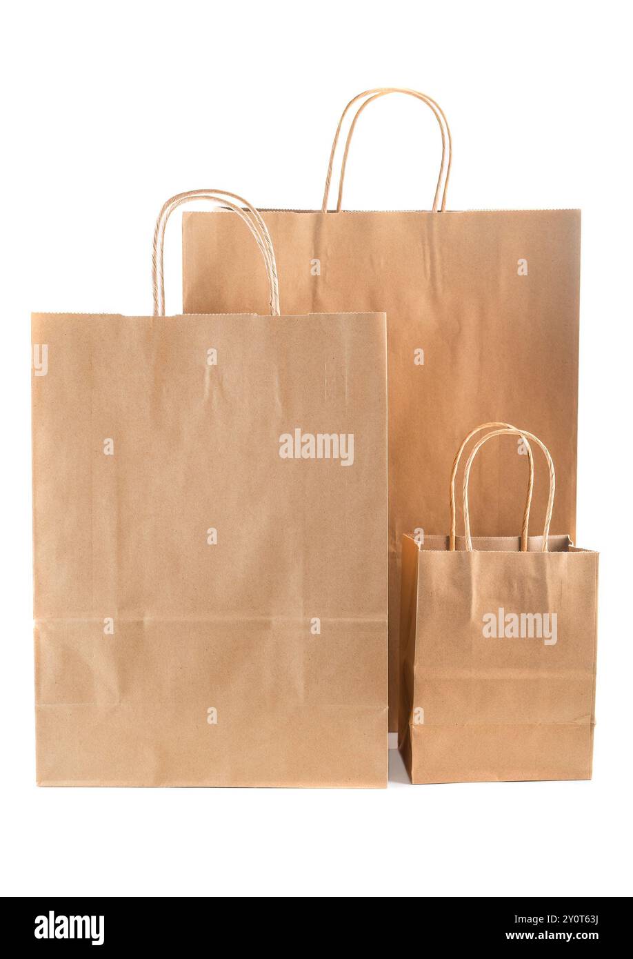 tre borse artigianali con manici intrecciati su sfondo bianco Foto Stock