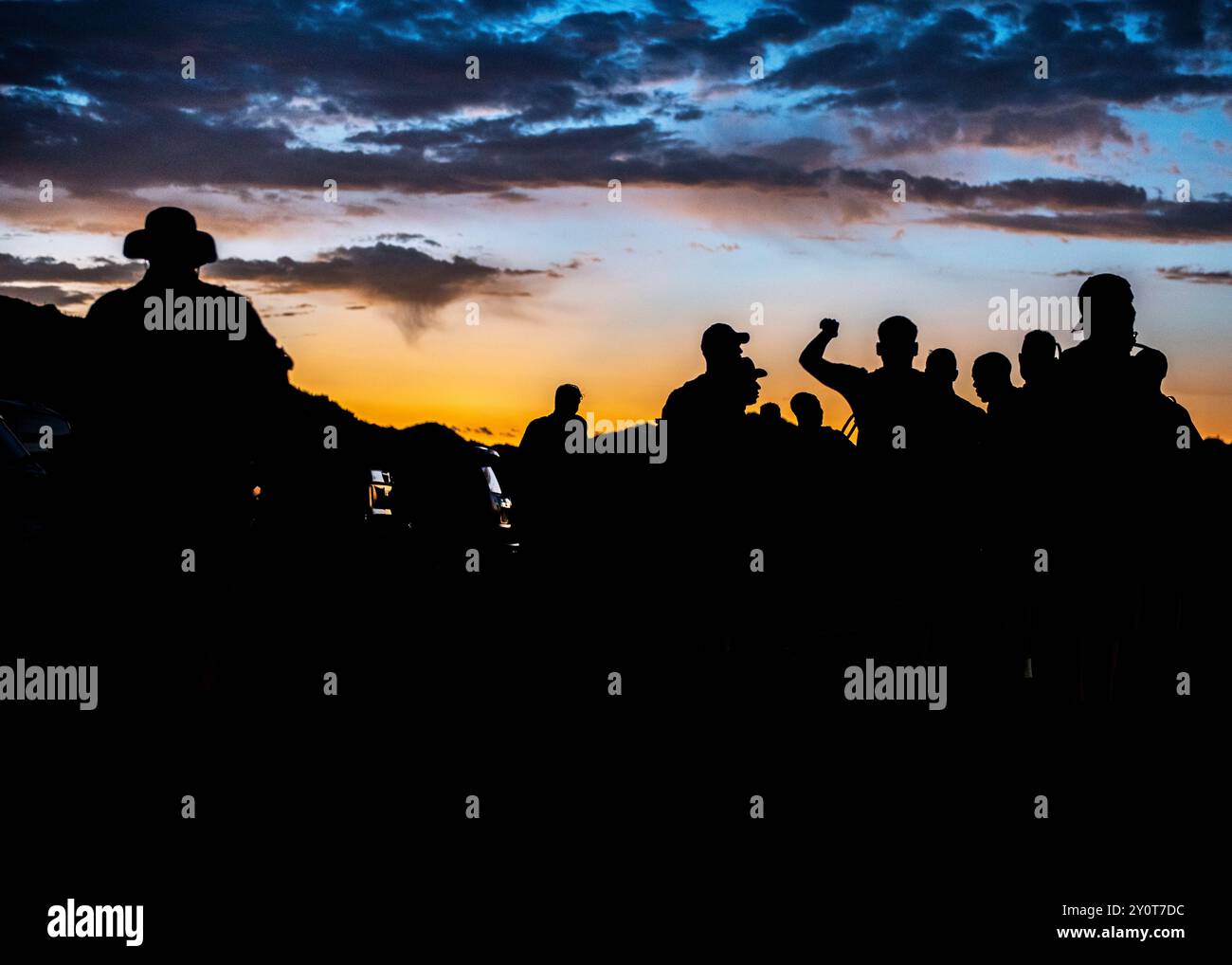 La John J. Rhodes Airman Leadership School Class 24-6 si prepara per un'escursione mattutina, il 21 agosto 2024, allo Skyline Regional Park, Buckeye, Arizona. Attività come questa creano cameratismo tra gli studenti della SLA mentre si preparano a diventare supervisori e leader nelle loro unità individuali. La classe 24-6 è la prima classe ad ammettere e laureare studenti della Republic of Singapore Air Force nell'Air Education and Training Command, costruendo fiducia e interoperabilità con partner stranieri sia al 56th Fighter Wing che in tutto il mondo. (Foto U.S. Air Force di staff Sgt. David Busby) Foto Stock