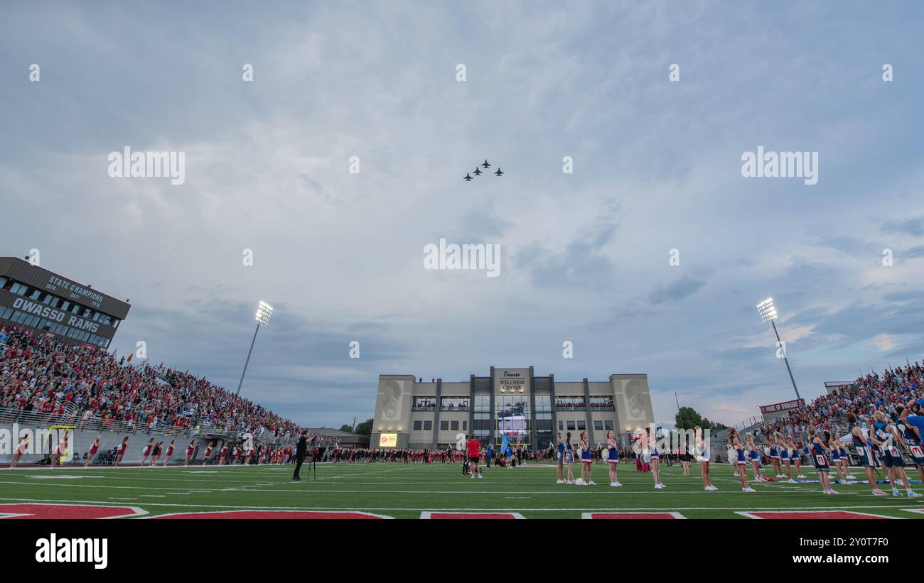 Il 138th Fighter Wing Tulsa Vipers ha dato il via alla stagione calcistica delle scuole superiori con un passaggio, il 30 agosto 2024, allo stadio Owasso, Il sorpasso, condotto dai caccia F-16 del 138th FW, aggiunse un tocco di eccitazione e patriottismo al gioco. (Foto dell'Oklahoma Air National Guard del Master Sgt. CT Michael) Foto Stock