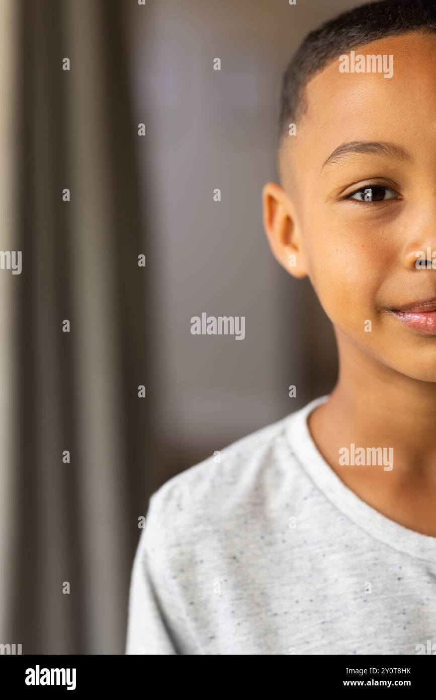 Ragazzo sorridente in camicia casual che guarda la fotocamera, primi piani a casa, copia spazio Foto Stock