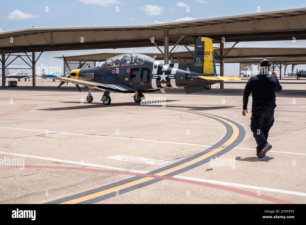 Il capitano Isaac Roberts, assistente comandante di volo e pilota istruttore T-6A 85th FTS Aces, e Oscar Ibarra, 47th Flying Training Wing Maintenance Directorate (FTW MX) T-6A Texan II Expediter, taxi lungo la flightline su un T-6A presso Laughlin Air Force base, Texas, 9 agosto 2024. Il lavoro del 47 FTW MX garantisce che la flotta volante del Team XL sia sempre pronta per la missione, sicura e operativa. (Foto U.S. Air Force di Keira Rossman, Senior Airman) Foto Stock