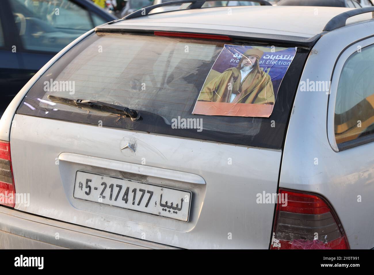 Bani Waled, Libia. 1 settembre 2024. Un'auto con un ritratto del defunto colonnello Muammar Gheddafi durante l'evento. Un gruppo di libici protesta e celebra la Rivoluzione di settembre nella città di Bani Walid, mentre chiede il ritorno del governo di Saif al-Islam Gheddafi in Libia. (Foto di Islam Alatrash/SOPA Images/Sipa USA) credito: SIPA USA/Alamy Live News Foto Stock