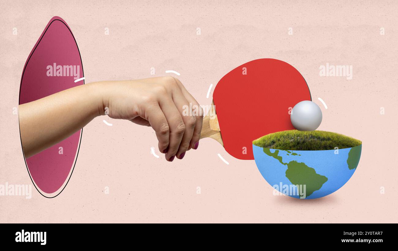 Una persona sta giocando a ping pong con una palla e una pagaia. La palla è in aria e la pagaia è nella mano della persona. L'immagine è divertente e divertente Foto Stock