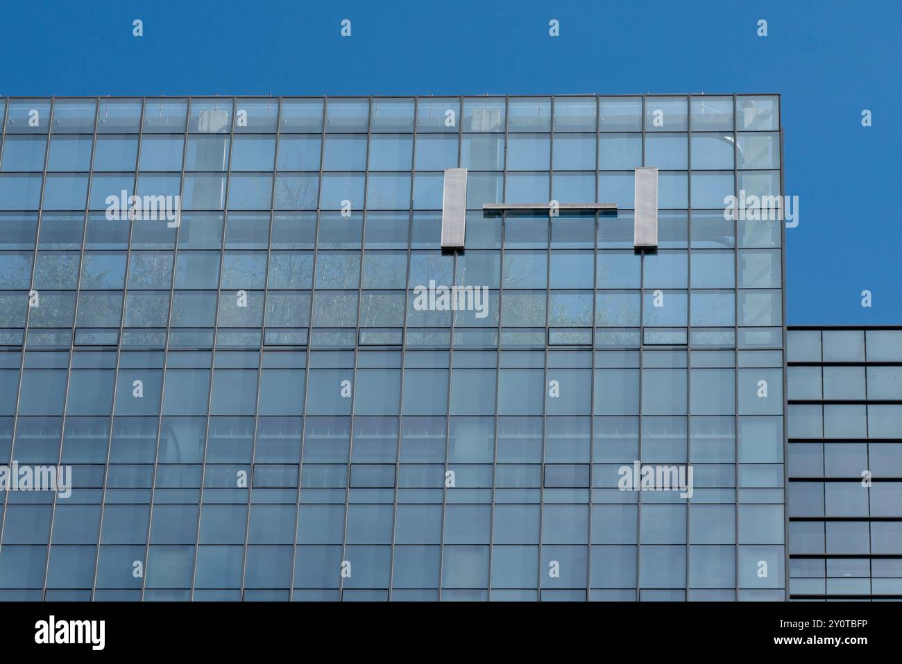 Seoul, Corea del Sud. 3 settembre 2024. Il logo di Hybe è esposto presso la sede centrale di Hybe. Hybe Co., Ltd. È una società di intrattenimento multinazionale sudcoreana fondata nel 2005 da Bang si-hyuk come Big Hit Entertainment Co., Ltd La società opera come etichetta discografica, agenzia di talenti, società di produzione musicale, società di gestione di eventi e di produzione di concerti e casa editrice musicale. Credito: SOPA Images Limited/Alamy Live News Foto Stock