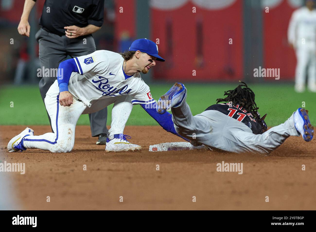 3 settembre 2024: L'interbase dei Kansas City Royals Bobby Witt Jr. (7) lavora per realizzare il tag su Jose Ramirez (11), terza base dei Cleveland Guardians, durante il settimo inning al Kauffman Stadium di Kansas City, Missouri. David Smith/CSM (immagine di credito: © David Smith/Cal Sport Media) Foto Stock