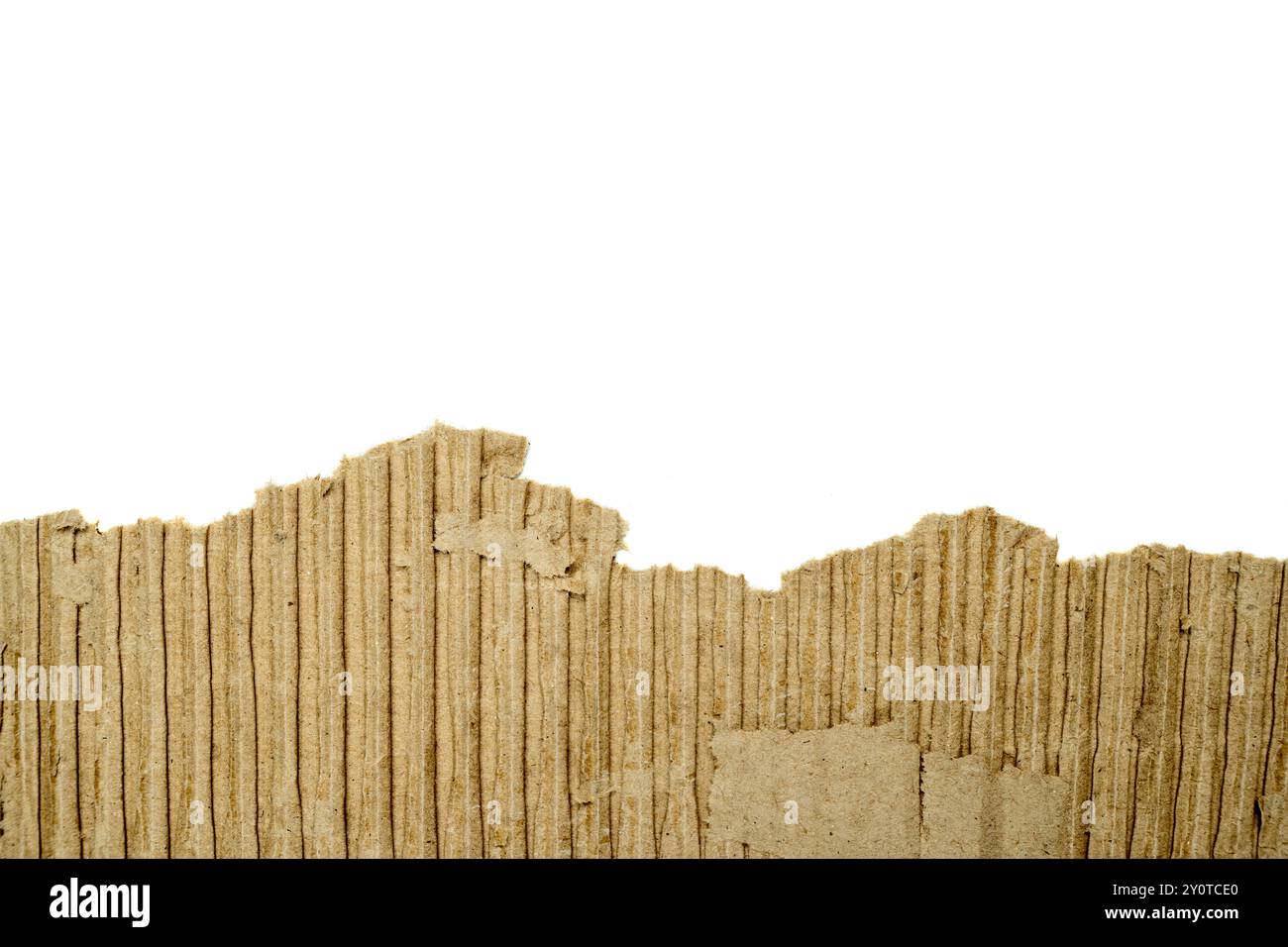 Una scatola di cartone con un foro. Il foro si trova al centro della scatola ed è circondato da alcuni pezzi di cartone. La casella sembra essere stata o. Foto Stock