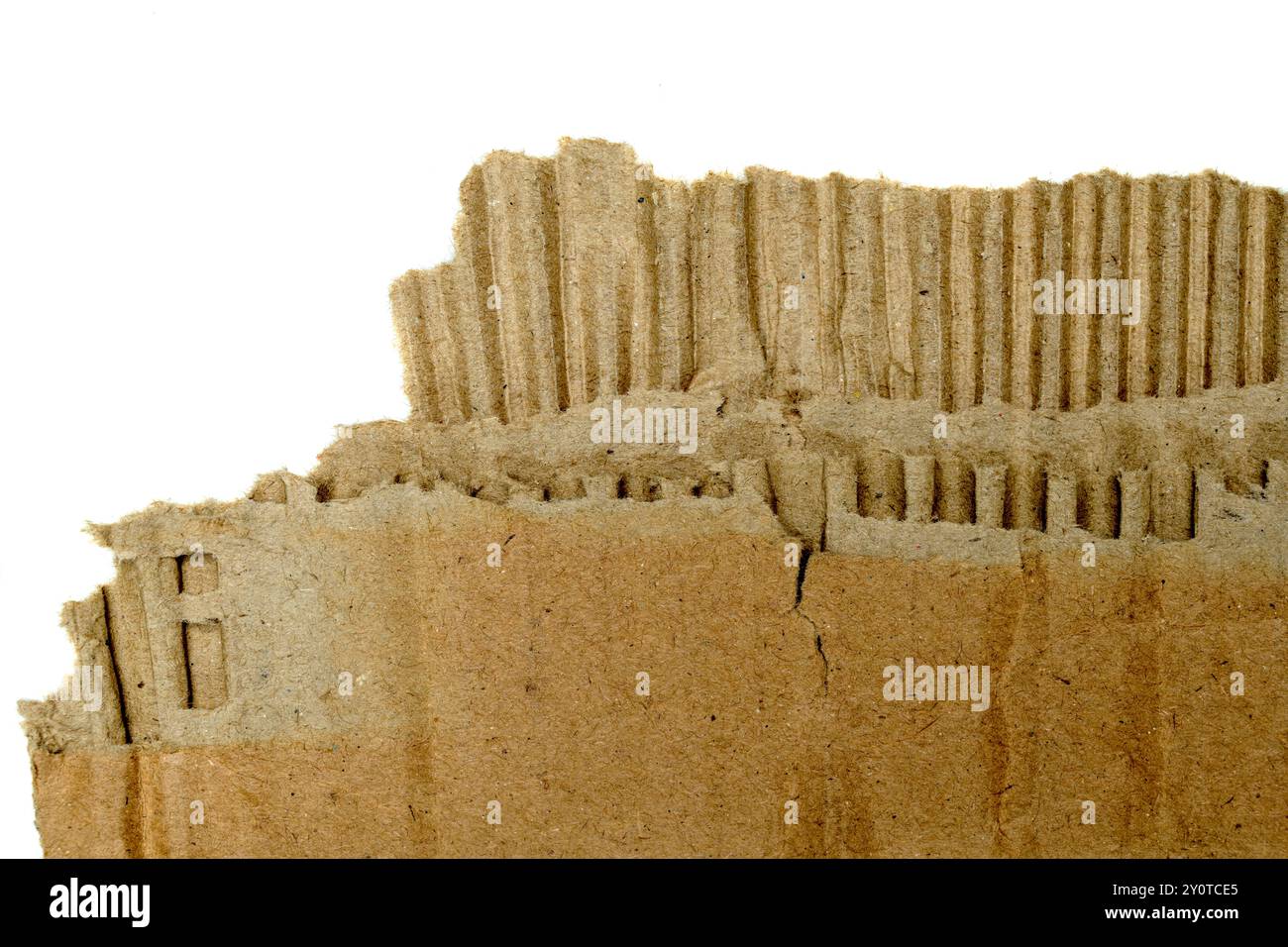 Una scatola di cartone con un foro. Il foro si trova al centro della scatola ed è circondato da alcuni pezzi di cartone. La casella sembra essere stata o. Foto Stock