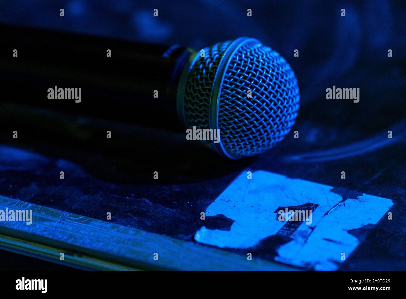 Pronto per l'esecuzione: Microfono sinistro con il numero 1 On Stage – Mostra le tue abilità Foto Stock