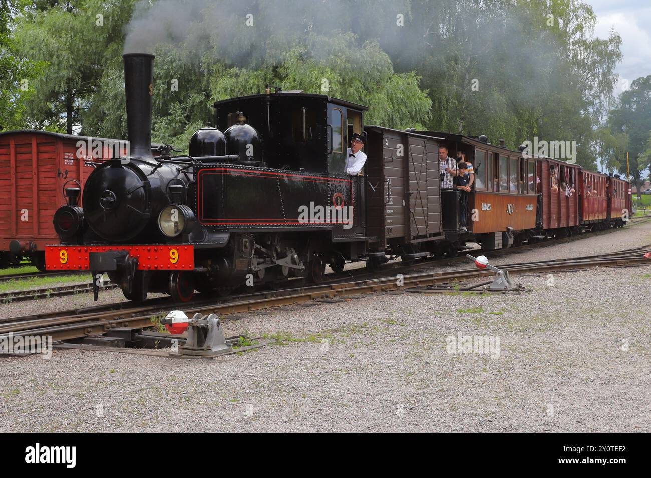 Mariefred, Svezia - 24 luglio 2024: Un treno a vapore d'epoca a scartamento ridotto gestito dal museo ferroviario OSLJ. Foto Stock