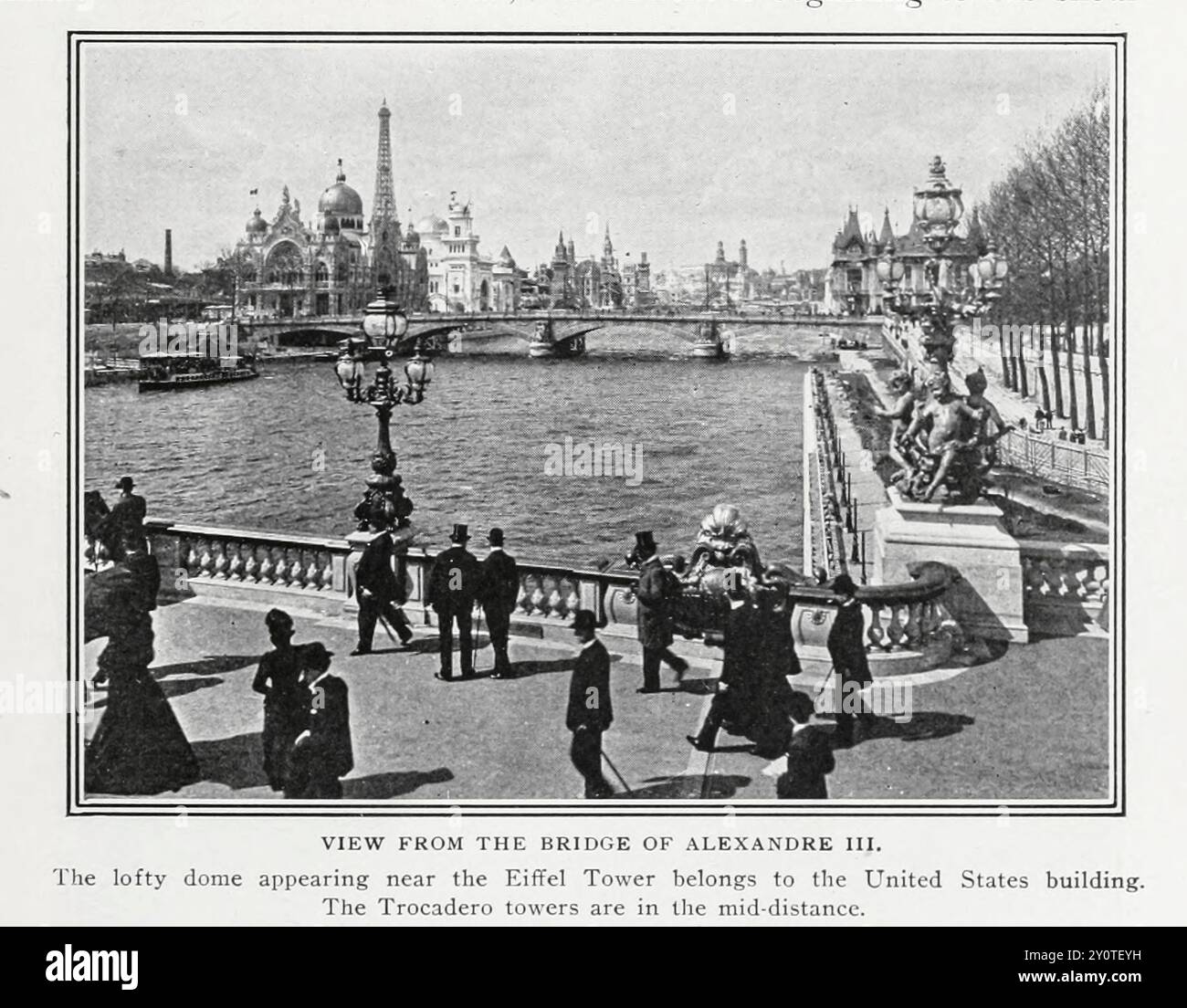 VISTA DAL PONTE DI ALEXANUKE III. L'imponente cupola che appare vicino alla Torre Eiffel appartiene all'edificio degli Stati Uniti. Le torri del Trocadero sono a metà distanza. Dall'articolo L'ESPOSIZIONE DI PARIGI COME Un RISULTATO MECCANICO. Di Edmund Mitchell della rivista Engineering dedicata al progresso industriale volume XIX 1900 The Engineering Magazine Co Foto Stock