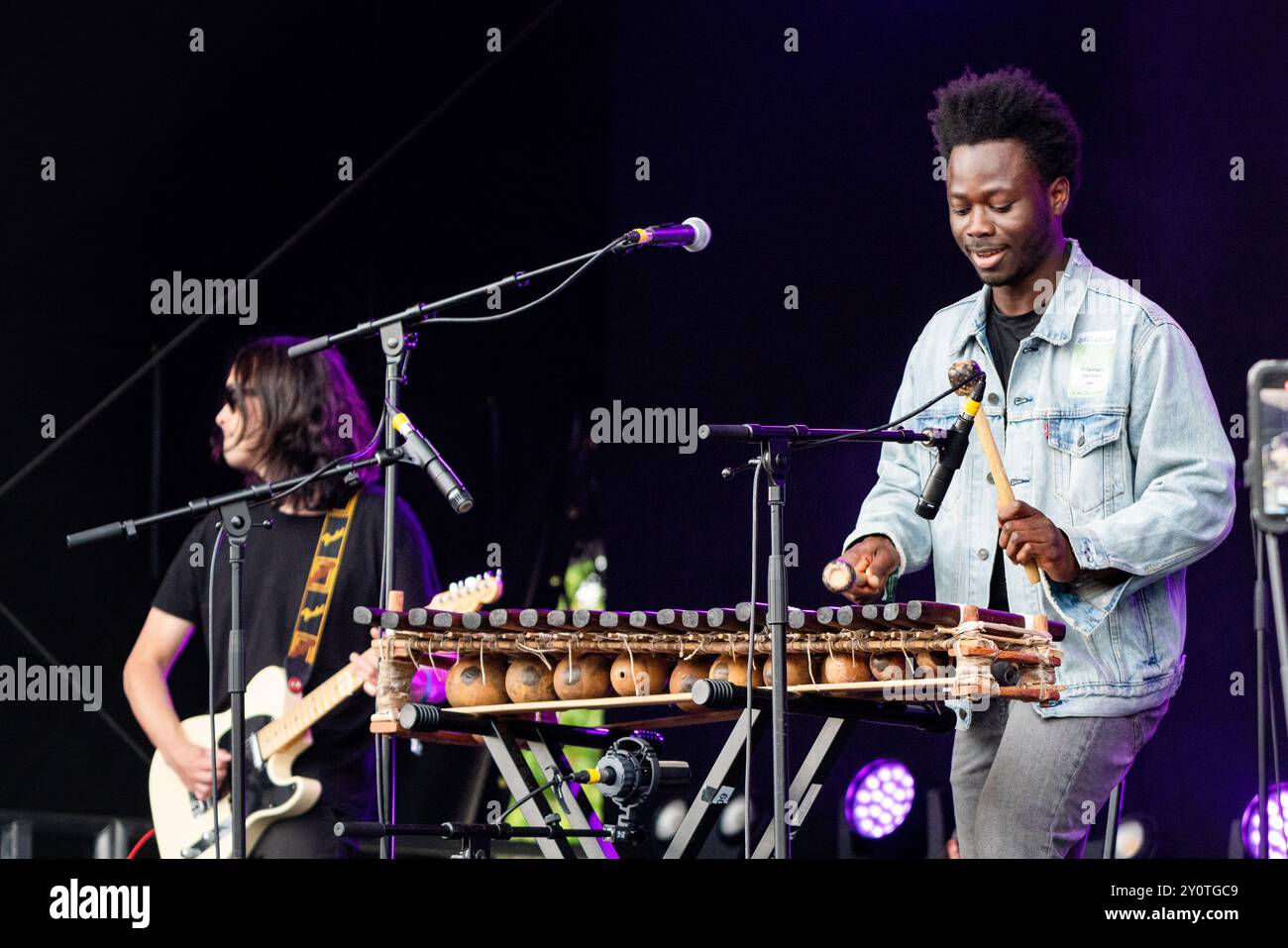 N'FAMADY KOUYATE, CONCERTO, 2024: Il musicista N'Famady Kouyate suona il Walled Garden Stage. Terzo giorno del Green Man Festival 2024 al Glanusk Park, Brecon, Galles. Foto: Rob Watkins. INFO: N'Famady Kouyaté è un griot maliano e maestro del balafon, noto per la sua fusione dinamica di musica tradizionale dell'Africa occidentale con influenze contemporanee. Le sue vivaci performance e i ritmi intricati mettono in risalto il ricco patrimonio musicale del Mali, esplorando i suoni moderni e globali. Foto Stock