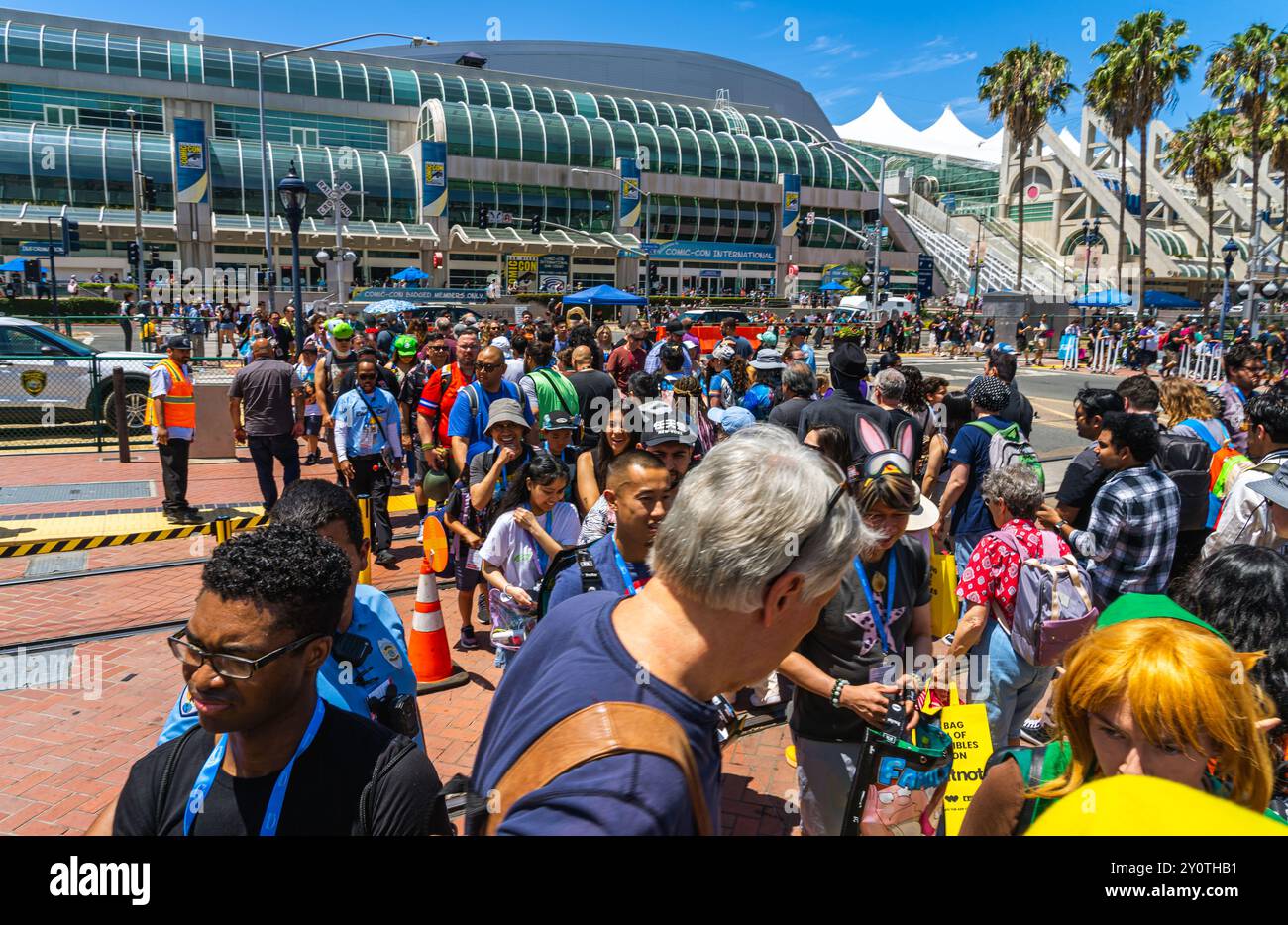 Un gran numero di persone si trova vicino al San Diego Convention Center per assistere all'annuale San Diego Comic-con International. Foto Stock