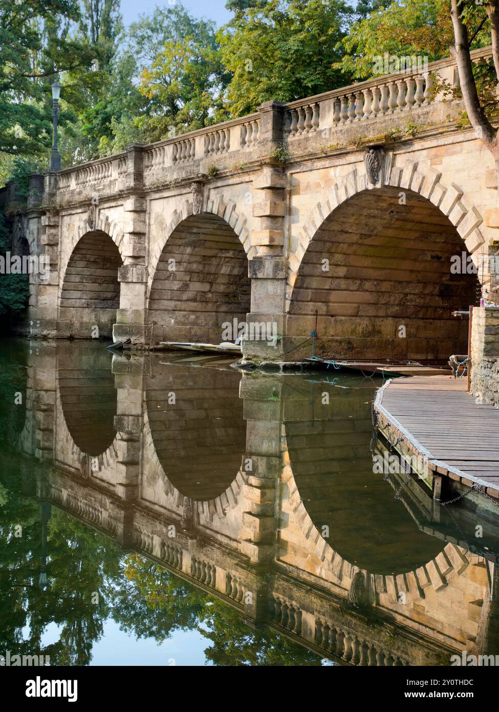 Una scena tranquilla vicino al ponte Magdalen sul fiume Cherwell a Oxford, Inghilterra. Si tratta di un luogo famoso per il punting e la nautica, solitamente affollato attraverso Foto Stock