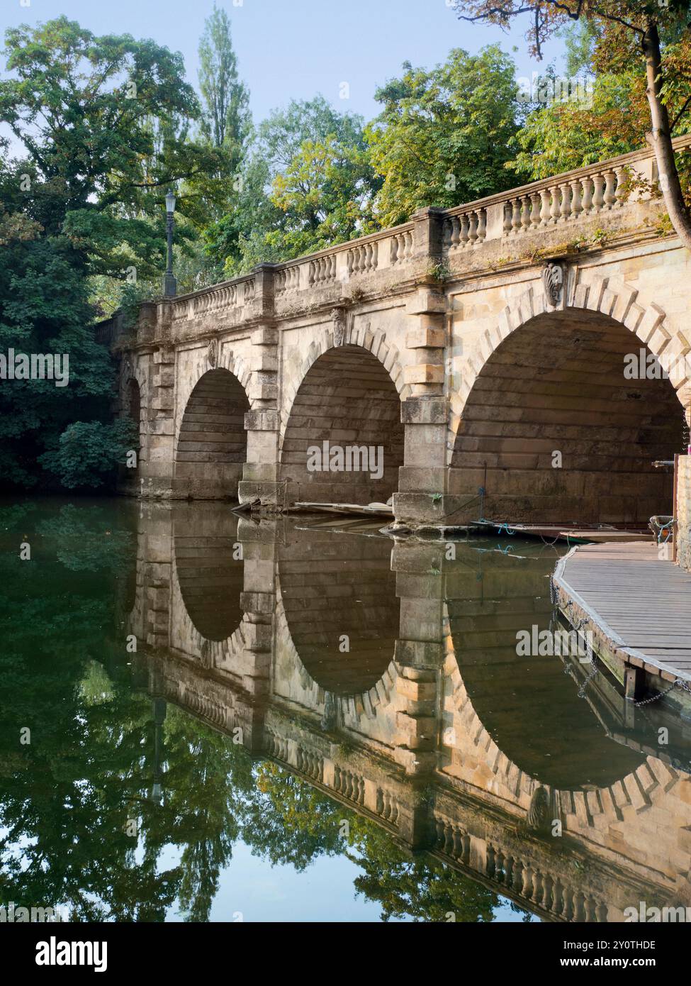 Una scena tranquilla vicino al ponte Magdalen sul fiume Cherwell a Oxford, Inghilterra. Si tratta di un luogo famoso per il punting e la nautica, solitamente affollato attraverso Foto Stock