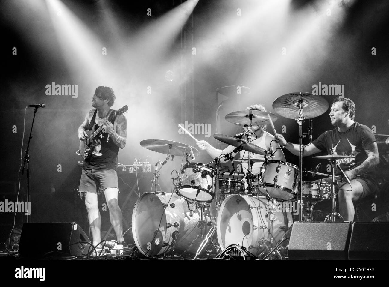 OSEES, CONCERTO, 2024: La rock band con due batteristi (attualmente Paul Quattrone in una camicia bianca e Dan Rincon in una camicia nera) gli OSEES suonano un feroce set nella tenda far Out Stage fronteggiata dal cantante e chitarrista John Dwyer. Terzo giorno del Green Man Festival 2024 al Glanusk Park, Brecon, Galles. Foto: Rob Watkins. INFO: Osees, precedentemente noti come Thee Oh Sees, sono un gruppo rock statunitense. Noti per i loro energici spettacoli dal vivo con il doppio batterista e per il sound che fonde generi, mescolano elementi garage rock, psichedelici e punk per creare un'esperienza sonica dinamica e sperimentale. Foto Stock