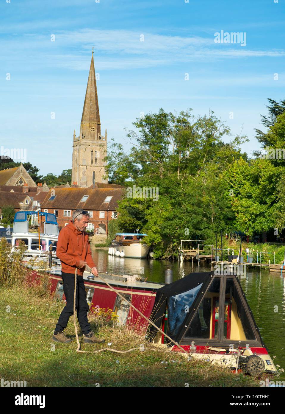 Casa galleggiante ormeggiata sul Tamigi ad Abingdon. Una bella vista del Tamigi ad Abingdon, in tarda mattinata d'estate. Siamo sulla riva sud del fiume, lo Foto Stock