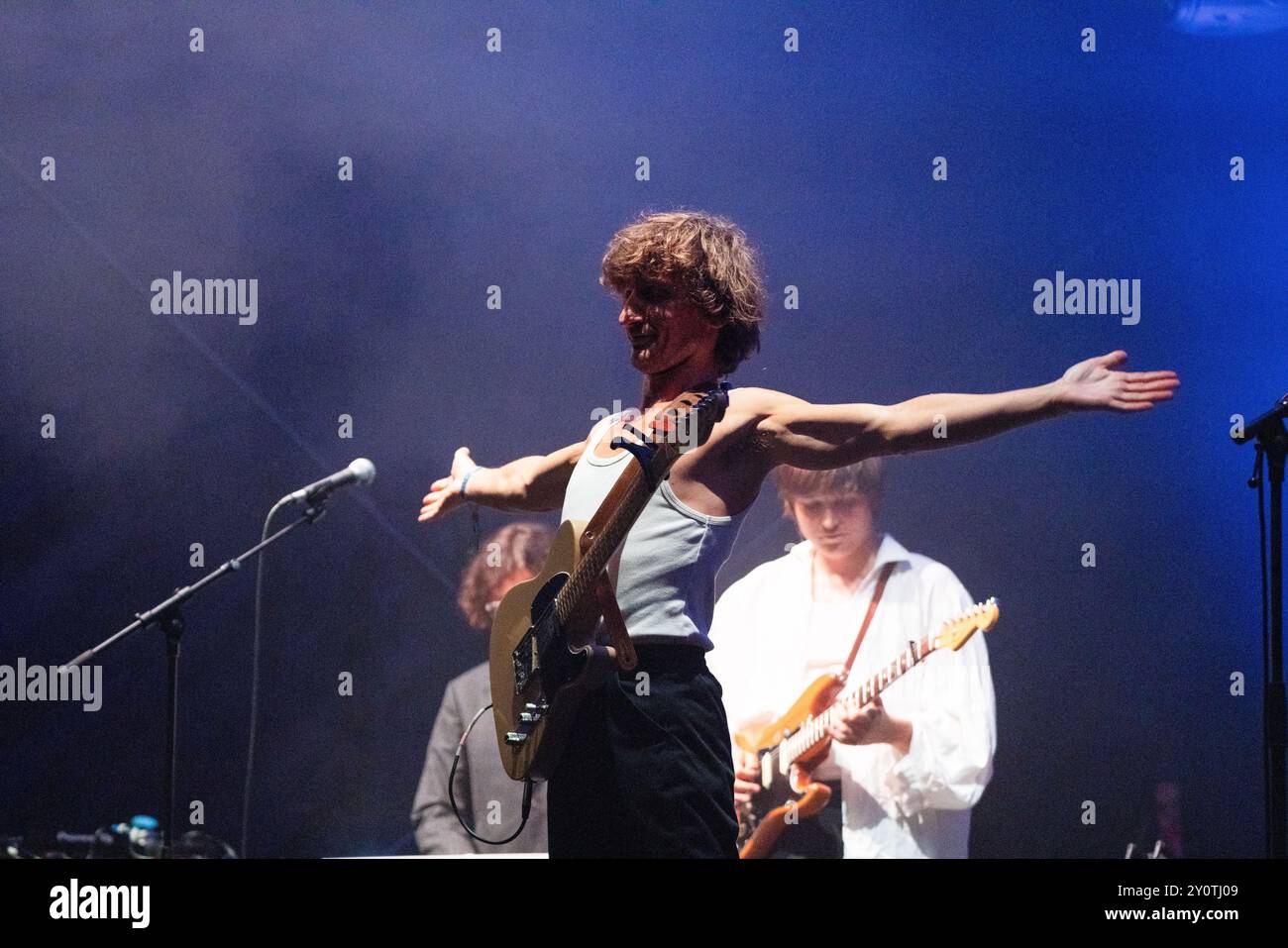 ORACLE SISTERS, CONCERTO, 2024: Christopher Willatt della band Oracle Sisters suona The Walled Garden Stage. Terzo giorno del Green Man Festival 2024 al Glanusk Park, Brecon, Galles, il 17 agosto 2024. Foto: Rob Watkins. INFO: Gli Oracle Sisters, formatisi a Parigi nel 2019, sono un gruppo indie pop che fonde influenze folk e elettroniche. Composti da musicisti provenienti dalla Francia e dagli Stati Uniti, creano una musica melodica evocativa che combina armonie lussureggianti con testi introspettivi e poetici. Foto Stock