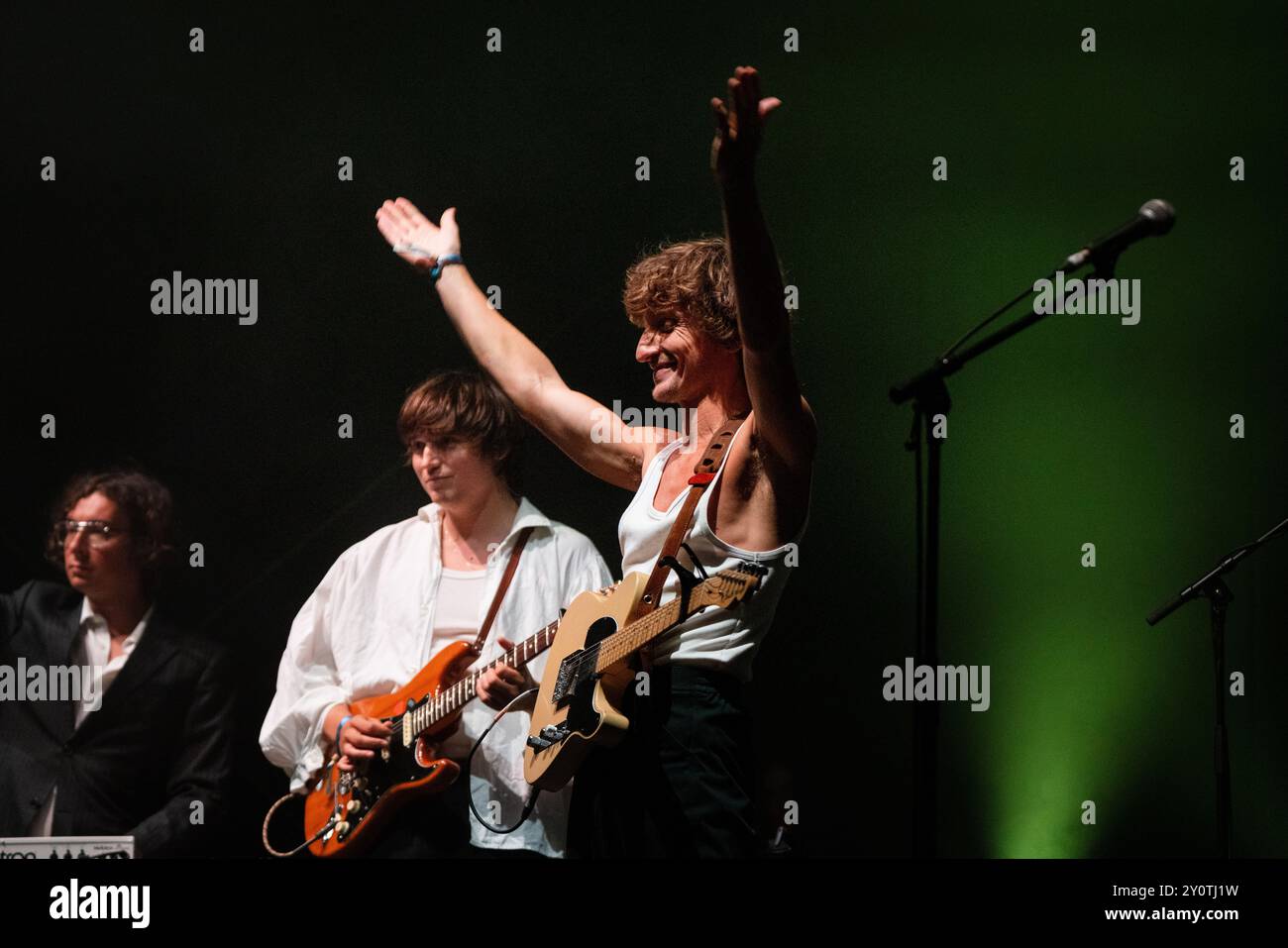 ORACLE SISTERS, CONCERTO, 2024: Christopher Willatt della band Oracle Sisters suona The Walled Garden Stage. Terzo giorno del Green Man Festival 2024 al Glanusk Park, Brecon, Galles, il 17 agosto 2024. Foto: Rob Watkins. INFO: Gli Oracle Sisters, formatisi a Parigi nel 2019, sono un gruppo indie pop che fonde influenze folk e elettroniche. Composti da musicisti provenienti dalla Francia e dagli Stati Uniti, creano una musica melodica evocativa che combina armonie lussureggianti con testi introspettivi e poetici. Foto Stock
