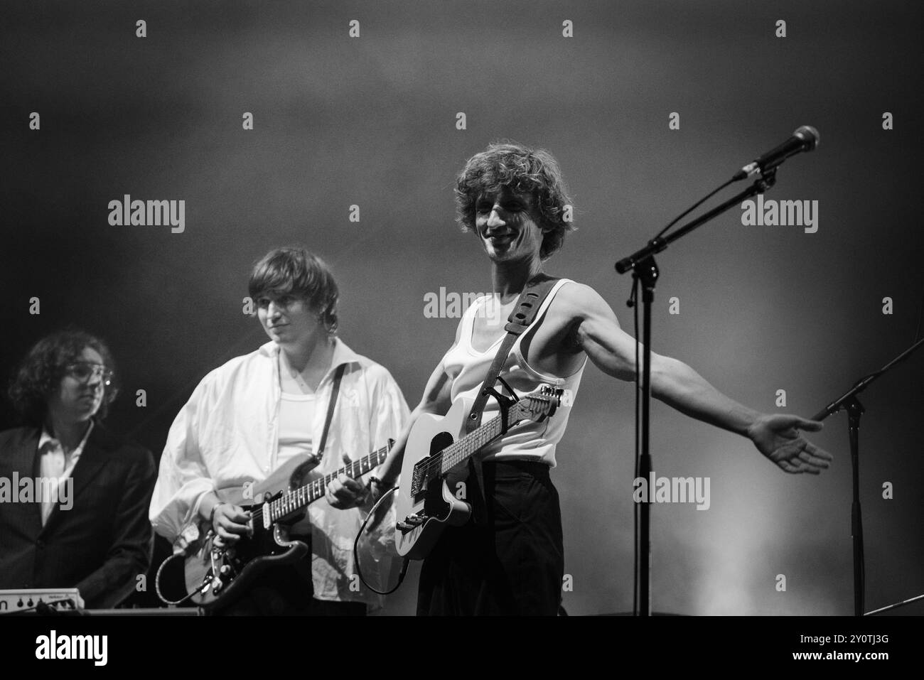 ORACLE SISTERS, CONCERTO, 2024: Christopher Willatt della band Oracle Sisters suona The Walled Garden Stage. Terzo giorno del Green Man Festival 2024 al Glanusk Park, Brecon, Galles, il 17 agosto 2024. Foto: Rob Watkins. INFO: Gli Oracle Sisters, formatisi a Parigi nel 2019, sono un gruppo indie pop che fonde influenze folk e elettroniche. Composti da musicisti provenienti dalla Francia e dagli Stati Uniti, creano una musica melodica evocativa che combina armonie lussureggianti con testi introspettivi e poetici. Foto Stock