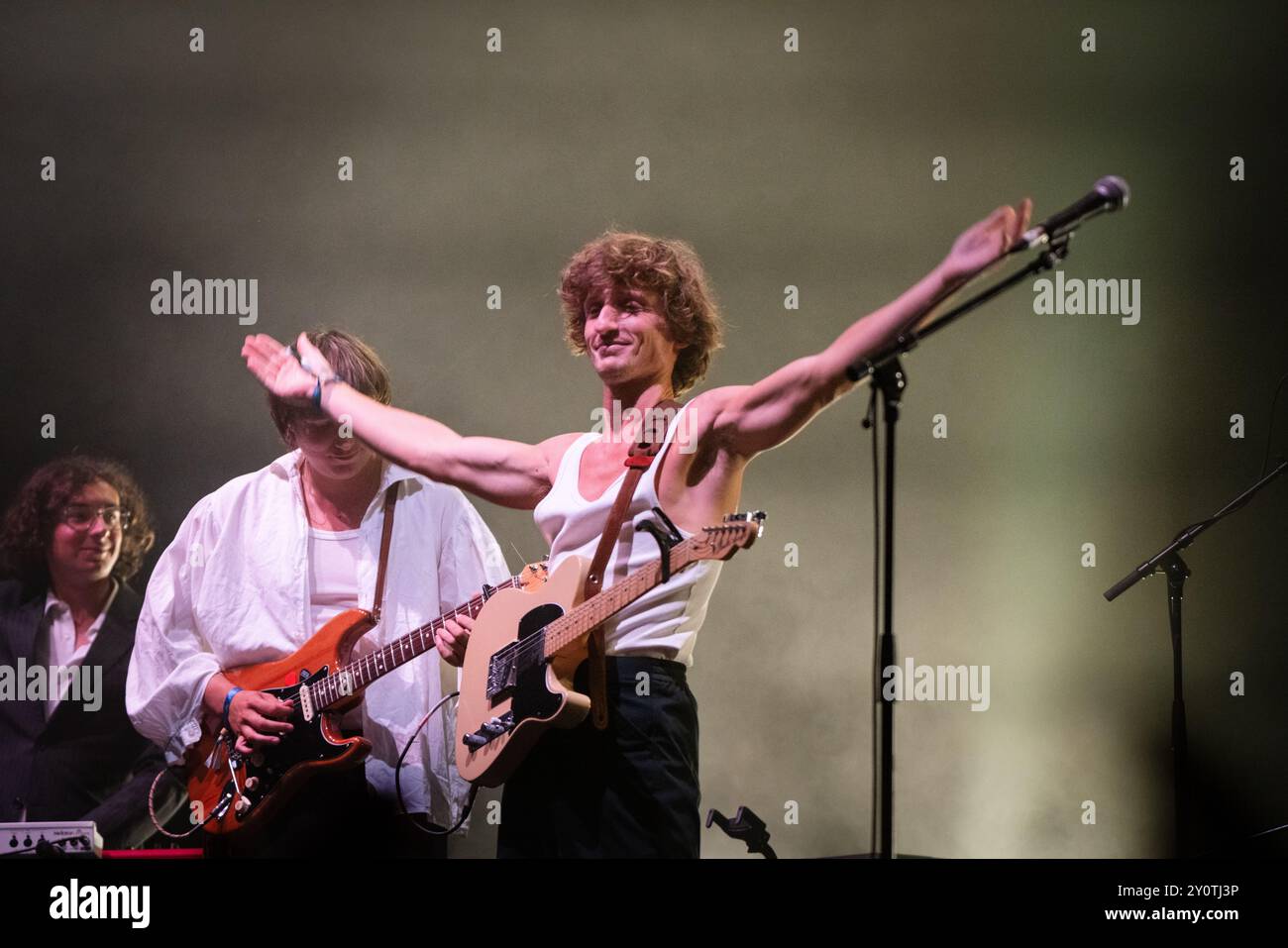 ORACLE SISTERS, CONCERTO, 2024: Christopher Willatt della band Oracle Sisters suona The Walled Garden Stage. Terzo giorno del Green Man Festival 2024 al Glanusk Park, Brecon, Galles, il 17 agosto 2024. Foto: Rob Watkins. INFO: Gli Oracle Sisters, formatisi a Parigi nel 2019, sono un gruppo indie pop che fonde influenze folk e elettroniche. Composti da musicisti provenienti dalla Francia e dagli Stati Uniti, creano una musica melodica evocativa che combina armonie lussureggianti con testi introspettivi e poetici. Foto Stock