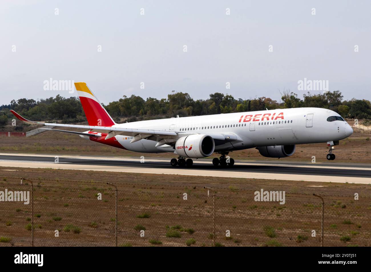 Iberia Airbus A350-941 (Reg.: EC-OAV) in arrivo dalla Spagna per manutenzione presso LTM. Foto Stock