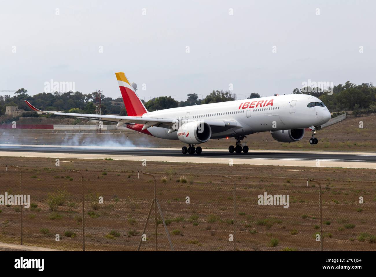 Iberia Airbus A350-941 (Reg.: EC-OAV) in arrivo dalla Spagna per manutenzione presso LTM. Foto Stock