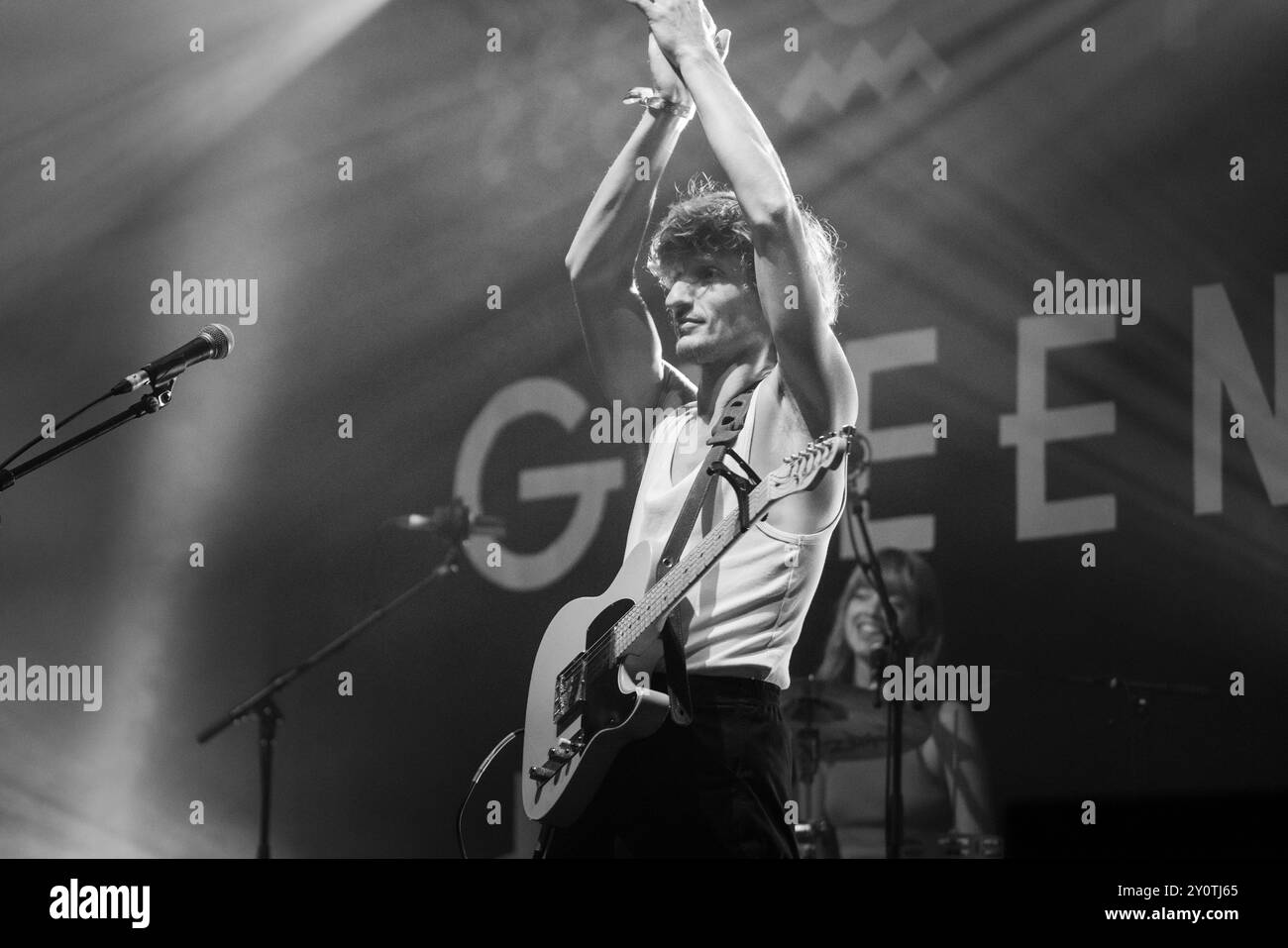 ORACLE SISTERS, CONCERTO, 2024: Christopher Willatt della band Oracle Sisters suona The Walled Garden Stage. Terzo giorno del Green Man Festival 2024 al Glanusk Park, Brecon, Galles, il 17 agosto 2024. Foto: Rob Watkins. INFO: Gli Oracle Sisters, formatisi a Parigi nel 2019, sono un gruppo indie pop che fonde influenze folk e elettroniche. Composti da musicisti provenienti dalla Francia e dagli Stati Uniti, creano una musica melodica evocativa che combina armonie lussureggianti con testi introspettivi e poetici. Foto Stock