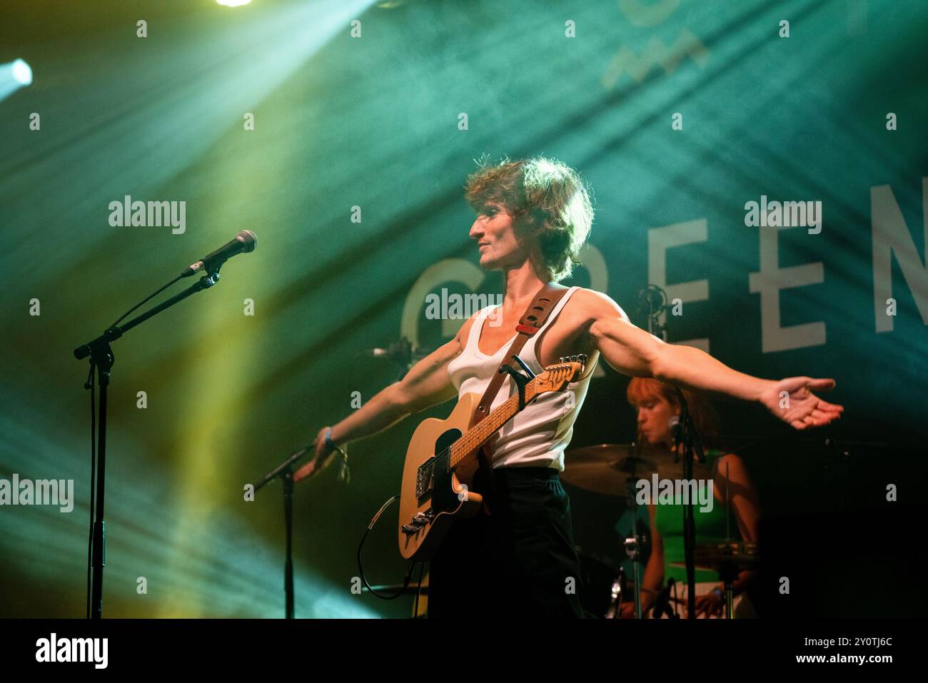 ORACLE SISTERS, CONCERTO, 2024: Christopher Willatt della band Oracle Sisters suona The Walled Garden Stage. Terzo giorno del Green Man Festival 2024 al Glanusk Park, Brecon, Galles, il 17 agosto 2024. Foto: Rob Watkins. INFO: Gli Oracle Sisters, formatisi a Parigi nel 2019, sono un gruppo indie pop che fonde influenze folk e elettroniche. Composti da musicisti provenienti dalla Francia e dagli Stati Uniti, creano una musica melodica evocativa che combina armonie lussureggianti con testi introspettivi e poetici. Foto Stock