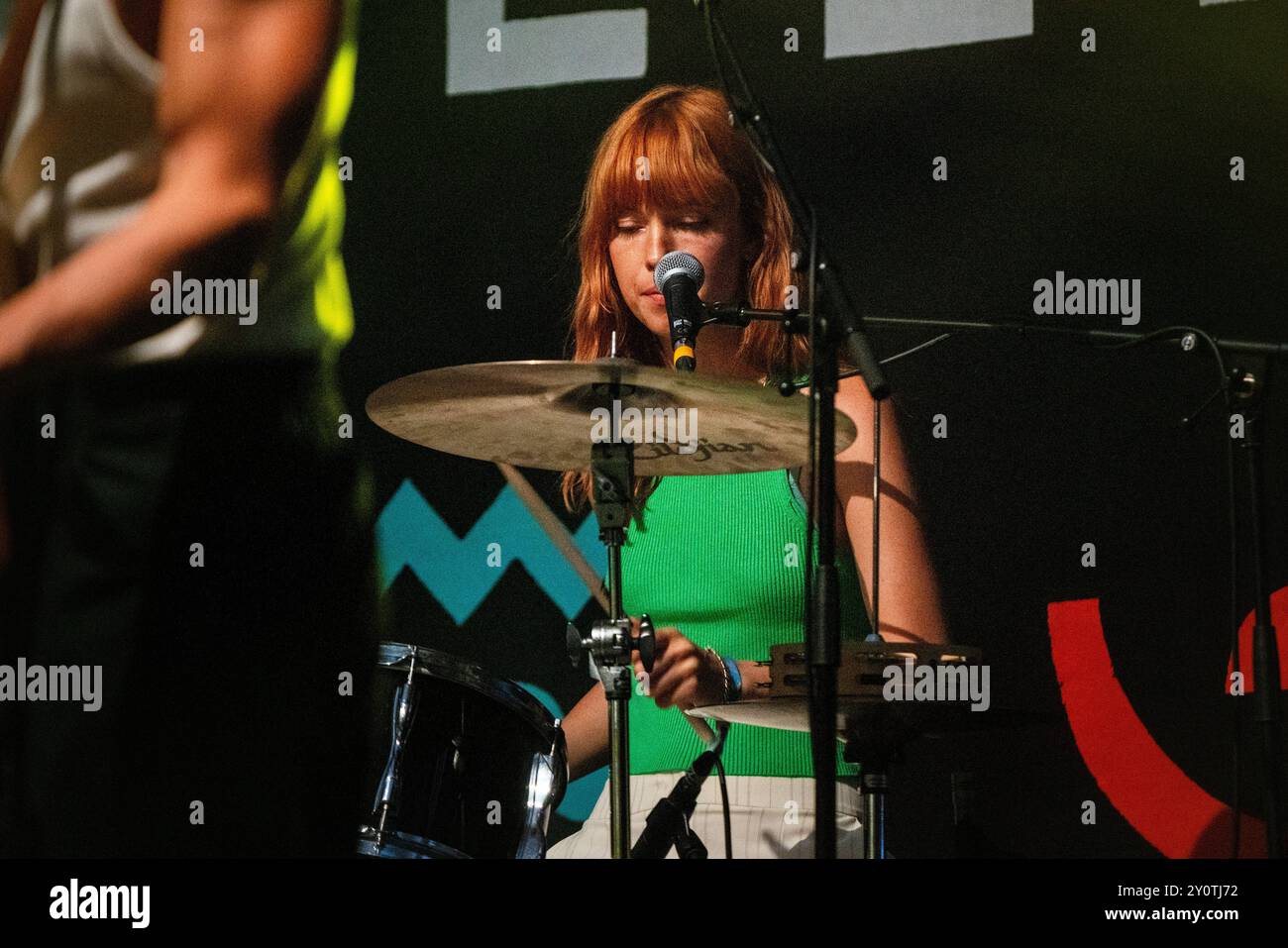 ORACLE SISTERS, CONCERTO, 2024: La musicista finlandese Julia Johansen della band Oracle Sisters suona The Walled Garden Stage. Terzo giorno del Green Man Festival 2024 al Glanusk Park, Brecon, Galles, il 17 agosto 2024. Foto: Rob Watkins. INFO: Gli Oracle Sisters, formatisi a Parigi nel 2019, sono un gruppo indie pop che fonde influenze folk e elettroniche. Composti da musicisti provenienti dalla Francia e dagli Stati Uniti, creano una musica melodica evocativa che combina armonie lussureggianti con testi introspettivi e poetici. Foto Stock