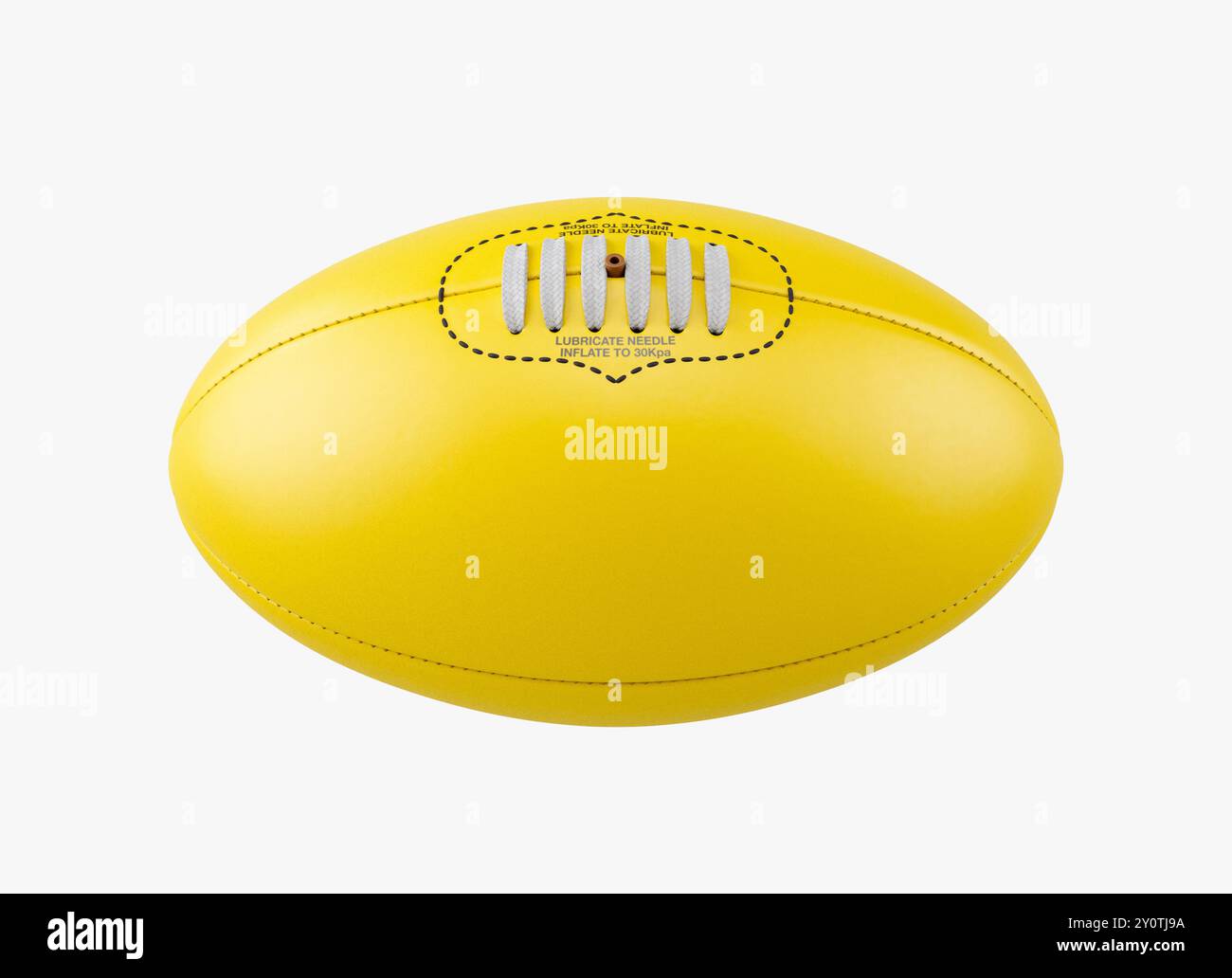 Un generico giallo australiano senza marchio regola la palla da calcio su uno sfondo isolato in studio - rendering 3D. Foto Stock