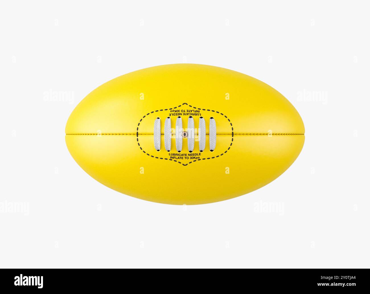 Un generico giallo australiano senza marchio regola la palla da calcio su uno sfondo isolato in studio - rendering 3D. Foto Stock