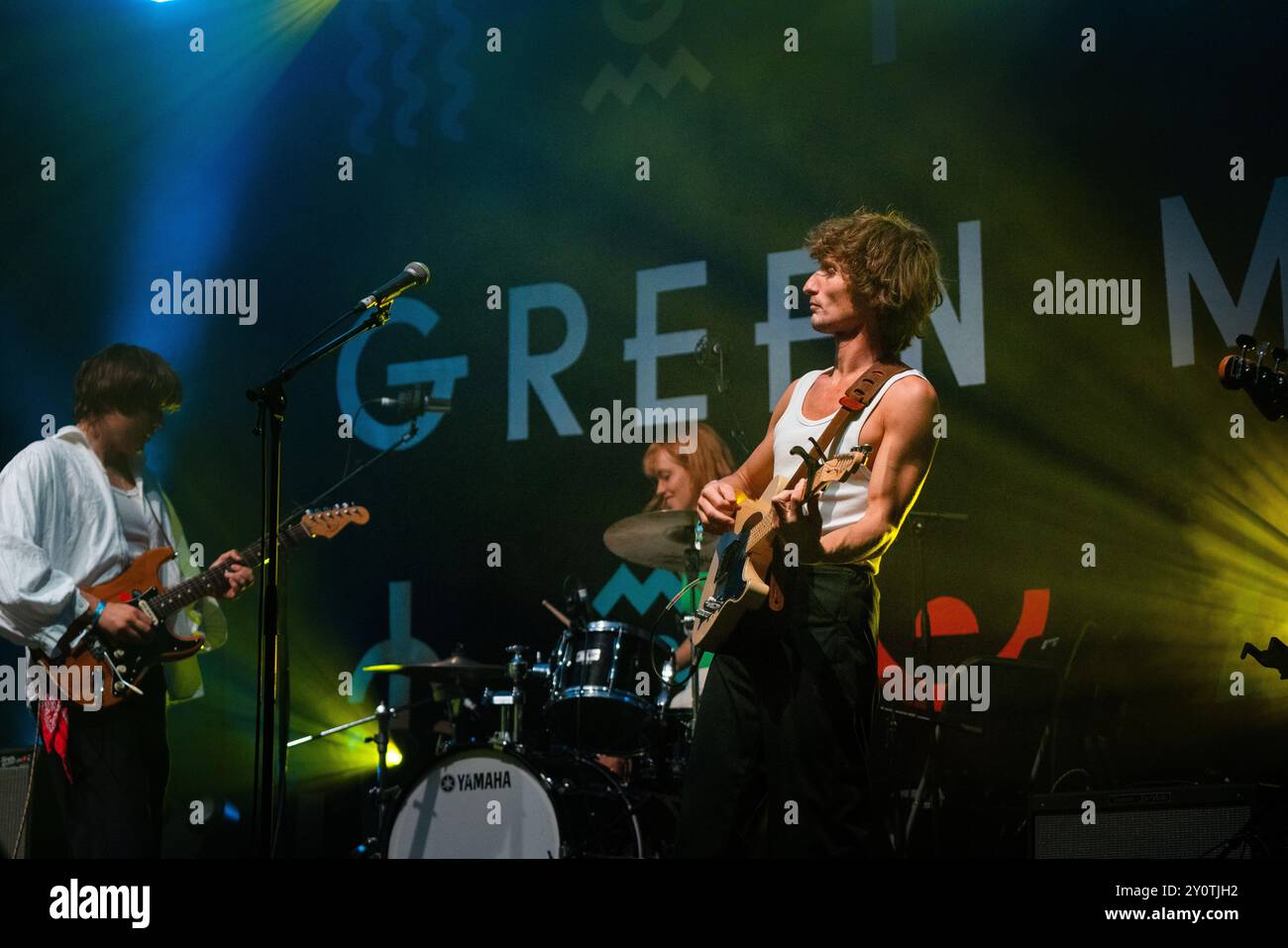 ORACLE SISTERS, CONCERTO, 2024: Christopher Willatt della band Oracle Sisters suona The Walled Garden Stage. Terzo giorno del Green Man Festival 2024 al Glanusk Park, Brecon, Galles, il 17 agosto 2024. Foto: Rob Watkins. INFO: Gli Oracle Sisters, formatisi a Parigi nel 2019, sono un gruppo indie pop che fonde influenze folk e elettroniche. Composti da musicisti provenienti dalla Francia e dagli Stati Uniti, creano una musica melodica evocativa che combina armonie lussureggianti con testi introspettivi e poetici. Foto Stock