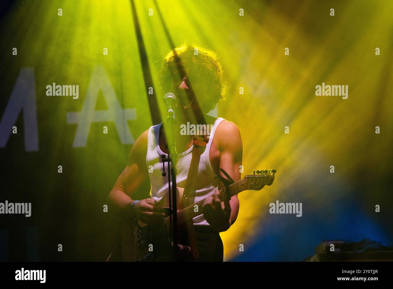 ORACLE SISTERS, CONCERTO, 2024: Christopher Willatt della band Oracle Sisters suona The Walled Garden Stage. Terzo giorno del Green Man Festival 2024 al Glanusk Park, Brecon, Galles, il 17 agosto 2024. Foto: Rob Watkins. INFO: Gli Oracle Sisters, formatisi a Parigi nel 2019, sono un gruppo indie pop che fonde influenze folk e elettroniche. Composti da musicisti provenienti dalla Francia e dagli Stati Uniti, creano una musica melodica evocativa che combina armonie lussureggianti con testi introspettivi e poetici. Foto Stock