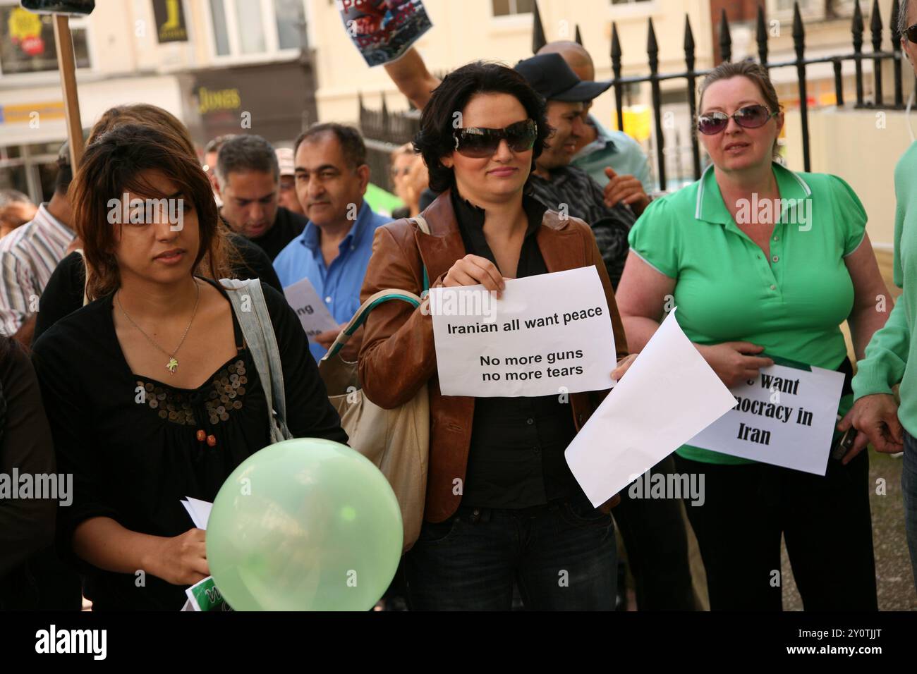 La comunità iraniana di Brighton e Hove City ha organizzato una protesta per ricordare coloro che sono stati assassinati durante un raduno di democrazia presso l'Università di Teheran dallo stato il 9 luglio 1999, nonché per dimostrare solidarietà alle loro famiglie e ai loro amici in Iran che attualmente sono soggetti a violazioni dei diritti umani. Foto Stock