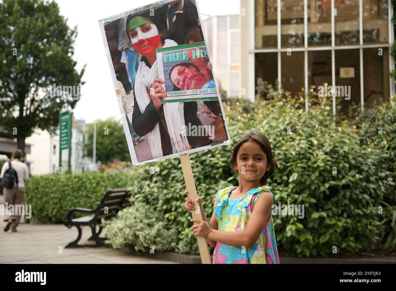 La comunità iraniana di Brighton e Hove City ha organizzato una protesta per ricordare coloro che sono stati assassinati durante un raduno di democrazia presso l'Università di Teheran dallo stato il 9 luglio 1999, nonché per dimostrare solidarietà alle loro famiglie e ai loro amici in Iran che attualmente sono soggetti a violazioni dei diritti umani. Foto Stock