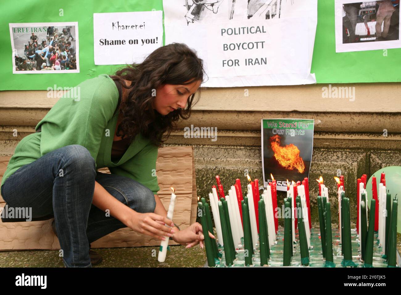 La comunità iraniana di Brighton e Hove City ha organizzato una protesta per ricordare coloro che sono stati assassinati durante un raduno di democrazia presso l'Università di Teheran dallo stato il 9 luglio 1999, nonché per dimostrare solidarietà alle loro famiglie e ai loro amici in Iran che attualmente sono soggetti a violazioni dei diritti umani. Foto Stock