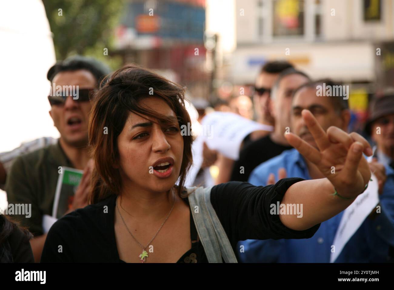 La comunità iraniana di Brighton e Hove City ha organizzato una protesta per ricordare coloro che sono stati assassinati durante un raduno di democrazia presso l'Università di Teheran dallo stato il 9 luglio 1999, nonché per dimostrare solidarietà alle loro famiglie e ai loro amici in Iran che attualmente sono soggetti a violazioni dei diritti umani. Foto Stock