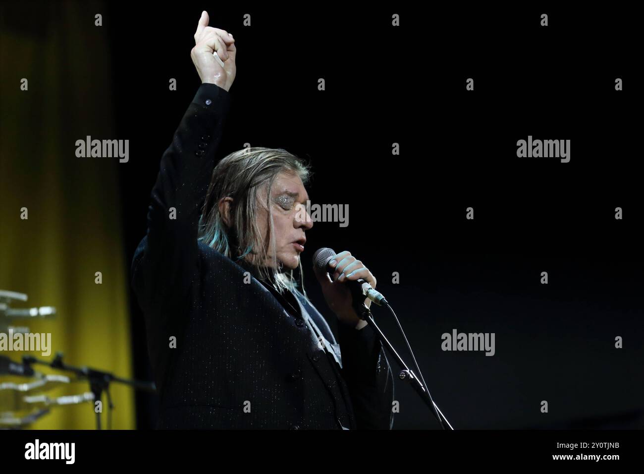 Blixa Bargeld von der Band Einstürzende Neubauten bei einem Konzert im Waschhaus a Potsdam, 3. Settembre 2024. Einstürzende Neubauten Konzert Potsdam *** Blixa Bargeld della band Einstürzende Neubauten in un concerto al Waschhaus di Potsdam, 3 settembre 2024 Einstürzende Neubauten Concert Potsdam Foto Stock