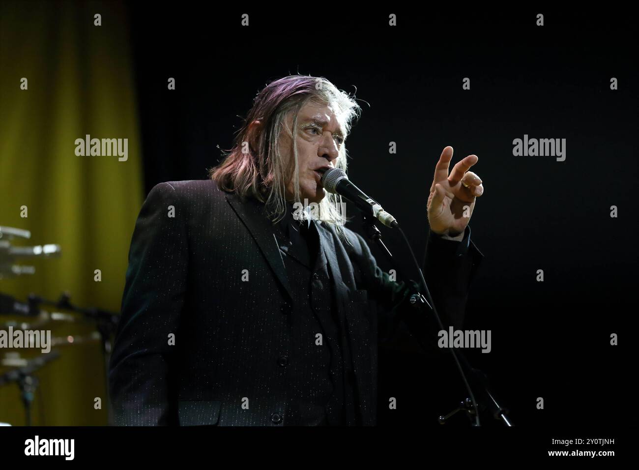 Blixa Bargeld von der Band Einstürzende Neubauten bei einem Konzert im Waschhaus a Potsdam, 3. Settembre 2024. Einstürzende Neubauten Konzert Potsdam *** Blixa Bargeld della band Einstürzende Neubauten in un concerto al Waschhaus di Potsdam, 3 settembre 2024 Einstürzende Neubauten Concert Potsdam Foto Stock