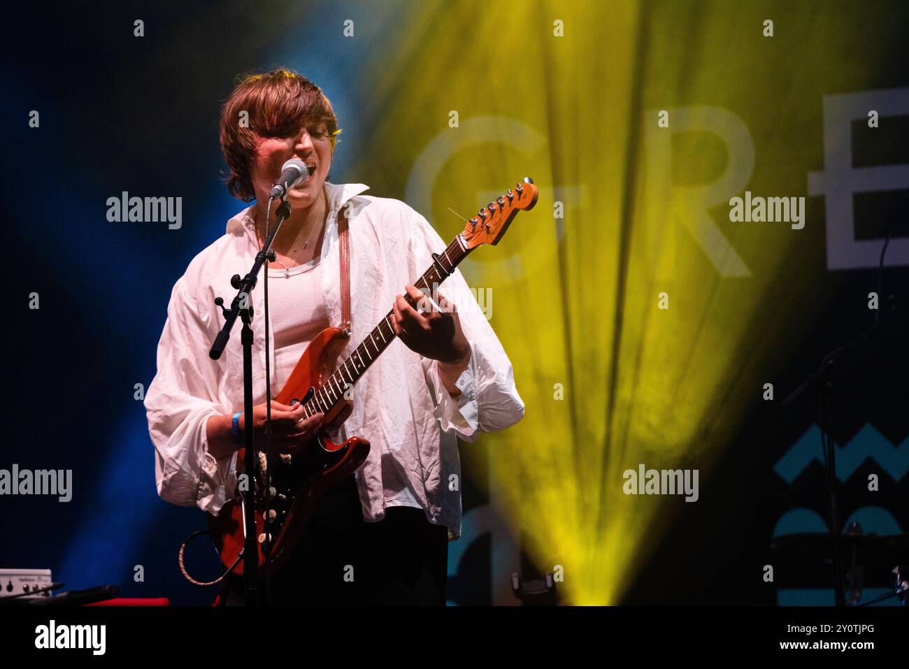 ORACLE SISTERS, CONCERTO, 2024: Lewis Lazar della band Oracle Sisters suona il Walled Garden Stage. Terzo giorno del Green Man Festival 2024 al Glanusk Park, Brecon, Galles, il 17 agosto 2024. Foto: Rob Watkins. INFO: Gli Oracle Sisters, formatisi a Parigi nel 2019, sono un gruppo indie pop che fonde influenze folk e elettroniche. Composti da musicisti provenienti dalla Francia e dagli Stati Uniti, creano una musica melodica evocativa che combina armonie lussureggianti con testi introspettivi e poetici. Foto Stock