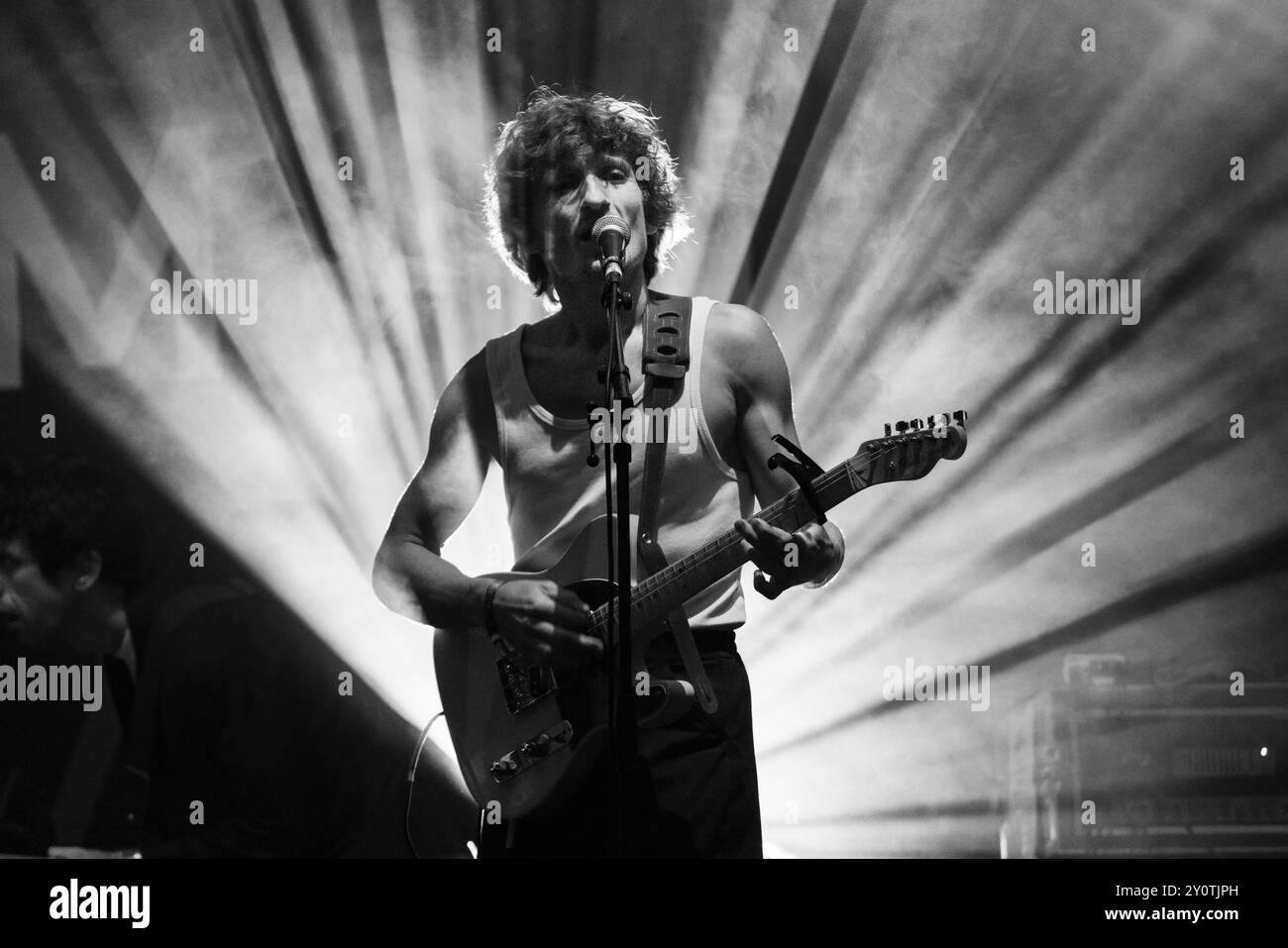 ORACLE SISTERS, CONCERTO, 2024: Christopher Willatt della band Oracle Sisters suona The Walled Garden Stage. Terzo giorno del Green Man Festival 2024 al Glanusk Park, Brecon, Galles, il 17 agosto 2024. Foto: Rob Watkins. INFO: Gli Oracle Sisters, formatisi a Parigi nel 2019, sono un gruppo indie pop che fonde influenze folk e elettroniche. Composti da musicisti provenienti dalla Francia e dagli Stati Uniti, creano una musica melodica evocativa che combina armonie lussureggianti con testi introspettivi e poetici. Foto Stock